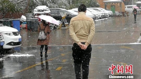  罗马客场遭遇暴雪，航班延误赛前险迟到  